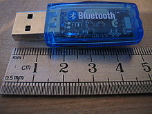 Adaptéry USB, jako je tento, umožňují některým osobním počítačům komunikovat přes Bluetooth.