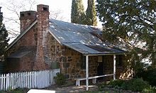 Een huisje van "uitgeklede" steen met stenen schoorstenen in Australië