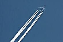 Een Boeing 747 die een contrail achterlaat. Van deze contrails wordt vaak gezegd dat het chemtrails zijn door samenzweringstheoretici.