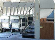 На судах 747-100 и 747-200 для перехода с нижней палубы на верхнюю палубу использовалась винтовая лестница.