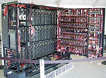 Turingilla oli ajatus mekaanisesta tietokoneesta, "bombeista". Muut lisäsivät yksityiskohtia, ja sen rakensi posti-insinööri. Tämä on alkuperäisen koneen uudelleenrakennus.  