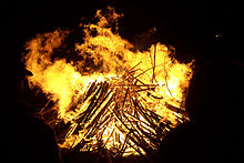 По традиция във Великобритания на всеки 5 ноември се палят огньове в чест на заговора.  