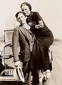 Bonnie et Clyde étaient des voleurs de banque qui, avec leur bande, ont voyagé aux États-Unis pendant la Grande Dépression.