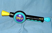 O Bop It original, lançado em 1996.