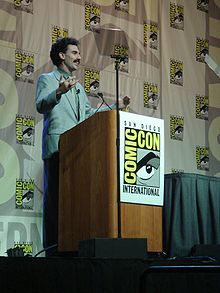 Borat promocionando su película en la ComicCon de 2006 en San Diego, California