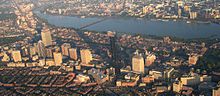 Letecký pohled na bostonskou zátoku Back Bay včetně řeky Charles, Huntington Avenue 111, Prudential Tower a John Hancock Tower  