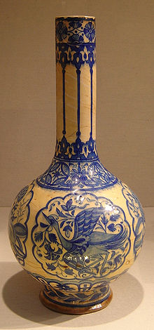  Corpo composto, pintado e garrafa esmaltada. Datado do século XVI. Do Irã. Museu Metropolitano de Arte de Nova York.