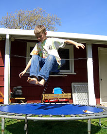 Een kind springt op een trampoline