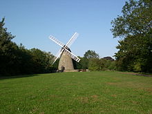 Die Windmühle in der Nähe des Dorfes Bradwell, neben den Spielfeldern