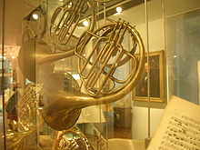La trompa de pistón-válvula Raoux de Aubrey Brain expuesta en la Royal Academy of Music.