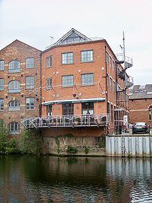 Una brasserie junto al río en Leeds, West Yorkshire, Inglaterra