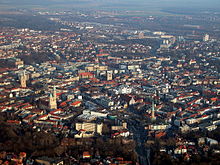City centre 2011: You can see Petritorbrücke with crossing Radeklint (bottom middle), Petrikirche (right of Radeklint), Brüderkirche, Andreaskirche, Katharinenkirche, castle, cathedral, city hall, Magnikirche, Staatstheater (left, middle of the picture), Herzog Anton Ulrich-Museum, Aegidienkirche, Braunschweig main station (top right in the background).
