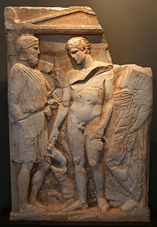 Atleta (centro) segurando um raspador e um frasco de óleo. Lápide (estela), 410-400 BC