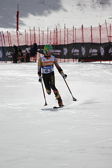 Een skiër uit Canada die rechtop staat en geen deel van zijn been heeft