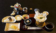 Snídaně v japonském hostinci Ryokan s grilovanou makrelou, japonskou omeletou a vařeným tofu.  