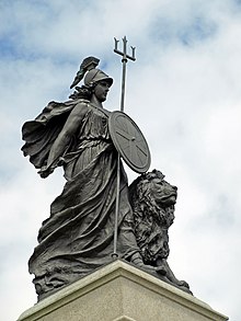 Det nationella Armada-minnesmärket i Plymouth med en bild av Britannia.  