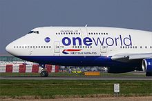 Vliegtuig van British Airways in Oneworld-kleuren.  