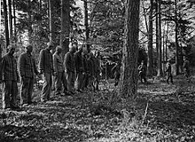 Vězni z Buchenwaldu čekající na popravu v lese poblíž tábora, 26. dubna 1942.