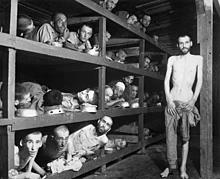 Buchenwald, 1945. Elie Wiesel está na segunda fileira a partir de baixo, sétima a partir da esquerda.