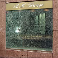 Vetro antiproiettile della vetrina di un gioielliere dopo che alcune persone hanno cercato di rapinare il negozio.