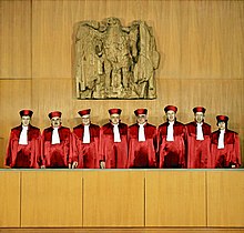 First Senate of the Federal Constitutional Court in the composition existing until 15 June 1989 with President Roman Herzog. The eagle relief in the courtroom was created by Hans Kindermann in 1969.
