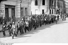 Trabalhadores forçados judeus, marchando com pás, Mogilev, 1941