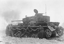 Een Duitse Panzer bemanning probeert hun Pz.Kpfw. IV Ausf. H tank weer mobiel te maken na gevechtsschade tijdens gevechten rond Monte Cassino.