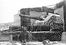 Uno de los tres cañones de 40,6 cm de la Batterie "Lindemann", un cañón alemán del Canal de la Mancha. Lleva el nombre del comandante del acorazado Bismarck Kapitän zur See Ernst Lindemann  