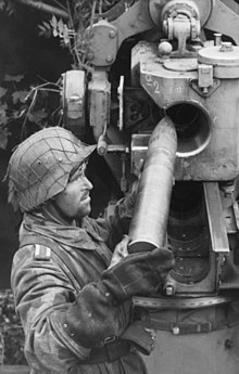 Un artilleur allemand chargeant une cartouche dans un Flak 36 ou 37 de 8,8 cm