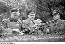 Duitse officieren controleren een FG 42.
