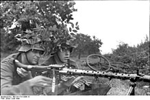 Soldați germani cu un MG 34 în Franța, 1944.