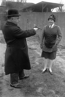 Německá policie předvádí neprůstřelnou vestu; listopad 1931  