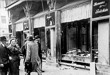 Cu ocazia Noaptea de Cristal, naziștii au distrus numeroase magazine și sinagogi evreiești. Streicher a avut probleme pentru că a furat proprietățile evreilor după Noaptea de Cristal.