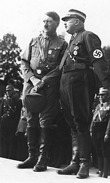 Röhm ja Hitler, molemmilla SA:n univormu yllään vuonna 1933.