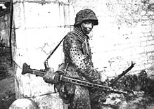 Um soldado SS alemão com um MG 42, França, 1944.