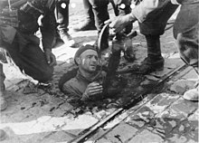 Poľský vojak z okresu Mokotów sa vzdáva nemeckým jednotkám 27. septembra 1944. Dlhé roky sa predpokladalo, že tento vojak sa skutočne zachránil, pretože Nemci si ho pomýlili s povstalcami