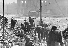 Nemeckí vojaci na Divadelnom námestí, vzadu vidno Národné divadlo. September 1944