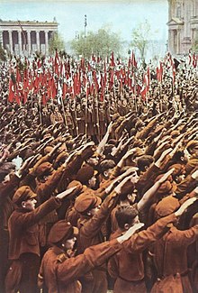A Juventude Hitleriana em Berlim fazendo a saudação nazista em um comício em 1933