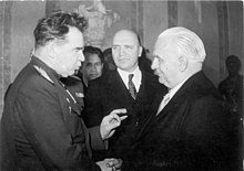 Marechal soviético Chuikov, embaixador da URSS Vladimir Semyonov, e Wilhelm Pieck