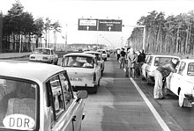 Podróżni z Niemiec Wschodnich w drodze do Niemiec Zachodnich, 12 listopada 1989 r.
