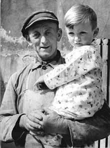 A farmer with his grandchild (­Propaganda picture of ­the GDR 1957, Federal Archive)