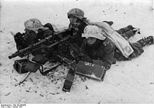Saksalaisen Großdeutschland-rykmentin sotilaat käyttävät MG 34:ää jalustalla.