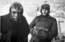 Na tym propagandowym zdjęciu żołnierz Armii Czerwonej prowadzi żołnierza niemieckiego do niewoli.