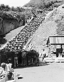 O Todesstiege ("Escadas da Morte") na pedreira do campo de concentração de Mauthausen, na Alta Áustria. Os reclusos foram forçados a carregar pedras pesadas pelas escadas. Em seu estado severamente enfraquecido, poucos prisioneiros puderam lidar com este trabalho de retaguarda por muito tempo.