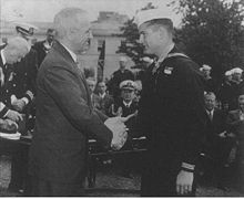 Presidentti Truman luovuttaa kunniamitalin Robert E. Bushille.  