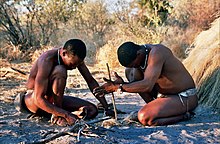 Ręczne wzniecanie ognia. Ludzie z San w Botswanie