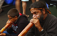Buskers grający w didgeridoos na Fremantle Markets, 2009 r.