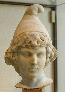 戴着弗里吉亚帽的阿提斯头像（帕里安大理石，公元2世纪）。