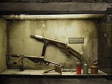 Lengyel felkelő fegyverek, köztük a Błyskawica géppisztoly - azon kevés fegyverek egyike, amelyeket a megszállt Európában titokban terveztek és tömegesen gyártottak.
