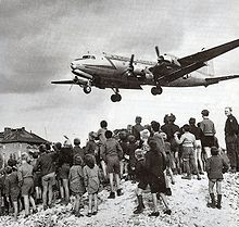 Berliners watch a sultana bomber land at Tempelhof Airport (1948). Photograph by Henry Ries.